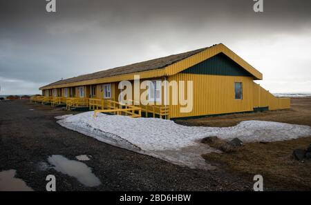 Gelbe metallische Häuschen in der Winterzeit in Island Stockfoto