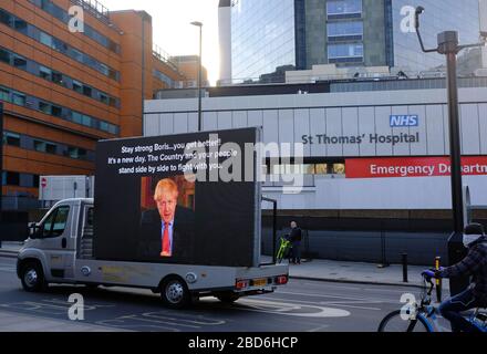 London, Großbritannien. April 2020. Boris Johnson, PM im St. Thomas' Hospital, Van mit guten Wünschen fährt vorbei Credit: Londonphotos/Alamy Live News Stockfoto