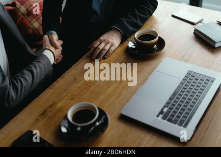 Junge Geschäftspartner schütteln nach Absprache die Hände. Grußkonzept. Ein erfolgreicher Deal Stockfoto