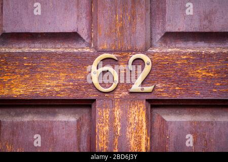 Haus Nummer 62 an einer hölzernen Haustür in London Stockfoto