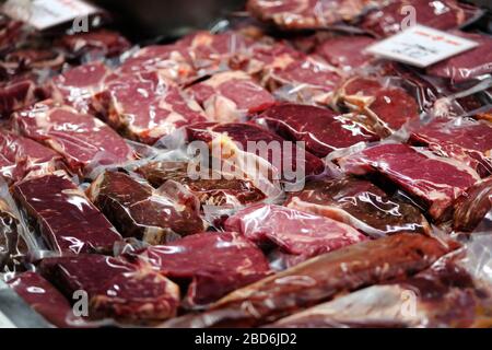 Rindfleisch, Kalbfleisch, Lammfleisch, frische Rohsteaks werden im Vakuum verpackt und auf dem Markt verkauft. Stockfoto