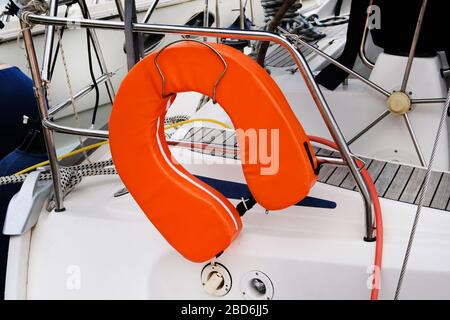 Modernes Lebensweste an Bord der Yacht. Konzeptrettung auf dem Wasser im Sommer. Hufeisenrettungssystem. Stockfoto