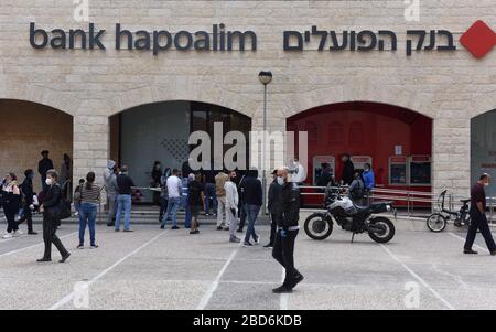 Jerusalem, Israel. April 2020. Israelis warten wegen Coronavirus-Beschränkungen vor dem jüdischen Passah-Feiertag am Dienstag, 7. März, in Jerusalem auf die Einreise in eine Bank. Der israelische Premierminister Benjamin kündigte strenge Reisebeschränkungen und eine Ausgangssperre für den Passah-Urlaub an, um die Ausbreitung des Coronavirus zu stoppen. Foto von Debbie Hill/UPI Credit: UPI/Alamy Live News Stockfoto