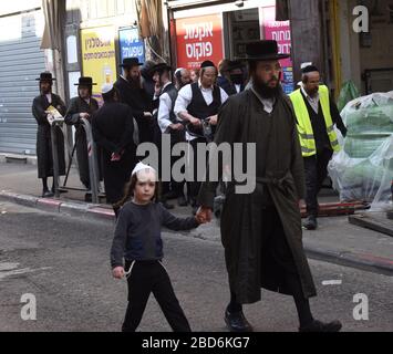 Jerusalem, Israel. April 2020. Ultra-orthodoxe Juden warten aufgrund von Coronavirus-Beschränkungen darauf, am Dienstag, den 7. März, in Mea Shearim, Jerusalem ein Geschäft für den jüdischen Feiertag Passah zu betreten. Der israelische Premierminister Benjamin kündigte strenge Reisebeschränkungen und eine Ausgangssperre für den Passah-Urlaub an, um die Ausbreitung des Coronavirus zu stoppen. Foto von Debbie Hill/UPI Credit: UPI/Alamy Live News Stockfoto