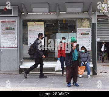 Jerusalem, Israel. April 2020. Die Menschen tragen Gesichtsmaske zum Schutz vor dem Coronavirus, während sie am Dienstag, den 7. März, in Jerusalem auf den Zug warten. Der israelische Premierminister Benjamin kündigte strenge Reisebeschränkungen und eine Ausgangssperre für den Passah-Urlaub an, um die Ausbreitung des Coronavirus zu stoppen. Foto von Debbie Hill/UPI Credit: UPI/Alamy Live News Stockfoto