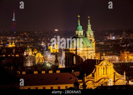 Nachtaufnahme der Prager Altstadt mit Sankt Nikolaus Kirche und Karlsbrücke Stockfoto