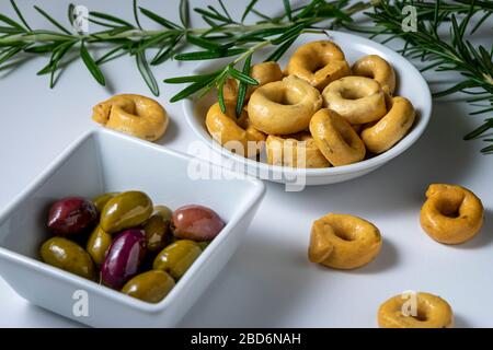 Taralli Kekse und Oliven Vorspeise. Stockfoto