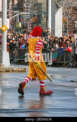 Ronald McDonald bei der chinesischen Neujahrsparade in Chinatown, Manhattan, New York City, USA Stockfoto