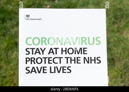 Coronavirus Stay at Home Protect the NHS Save Lives - Informationsblatt der britischen Regierung über die Coronavirus Covid-19-Pandemie, April 2020 Stockfoto