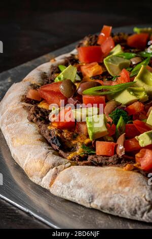Taco Pizza auf Pizza aus Stahl. Stockfoto