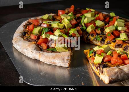 Taco Pizza auf Pizza aus Stahl. Stockfoto