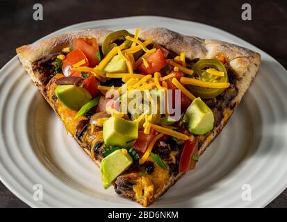 Slice Taco Pizza auf weißem Teller. Stockfoto