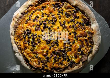 Taco Pizza Unterlage. Auf Pizza zubereitet. Stockfoto