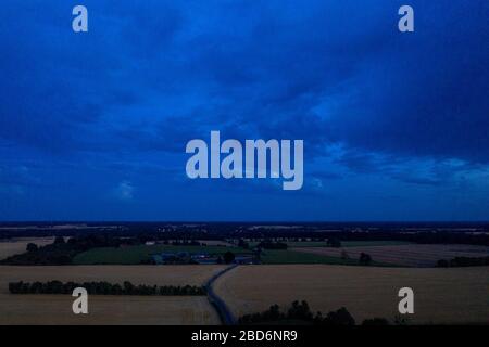 Piencourt, Normandie, Frankreich. Luftaufnahme von Feldern und Häusern im ländlichen Frankreich bei Sonnenuntergang Stockfoto