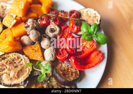 Einfaches gesundes Dinner mit Detox aus verschiedenen Gemüsesorten wie Aubergine, rotem Pfeffer, Kirschtomaten und Butternusskürbis Stockfoto