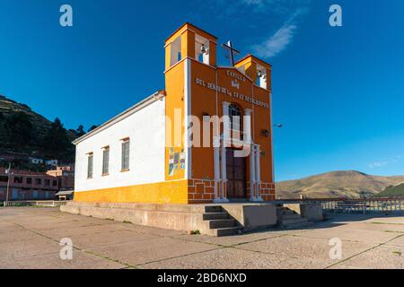 Kapelle unseres Herrn des Kreuzes von Colquepata bei Sonnenuntergang in der Nähe des Titicacasees. Stockfoto