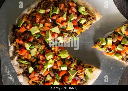 Taco Pizza auf Pizza aus Stahl. Stockfoto