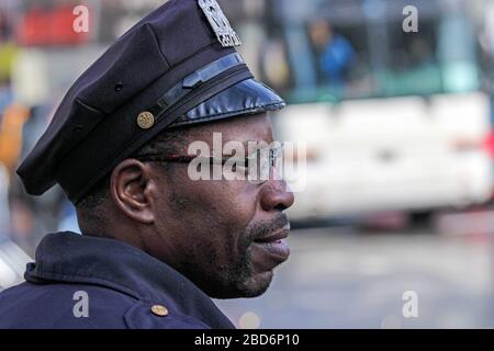 Seitenprofil des NYPD-Polizeibeamten mit einer Höchstgrenze in Manhattan, New York City, Vereinigte Staaten von Amerika Stockfoto