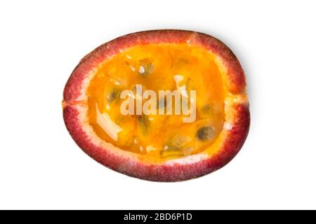 Schneiden Sie reife Passionsfrucht isoliert auf Weiß Stockfoto