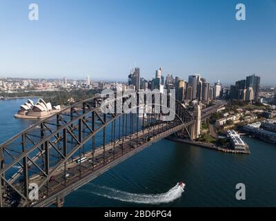 Mit Blick auf die Sydney Harbour Bridge und das Opernhaus Stockfoto
