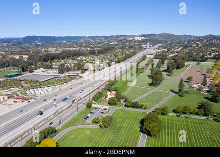 Luftaufnahme des Los Angeles National Cemetery in Westwood und der Autobahn 405 Stockfoto