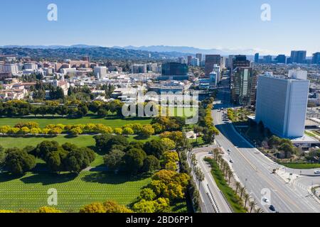 Luftbild des Wilshire Blvd mit dem Federal Building im Vordergrund, Westwood, Los Angeles Stockfoto