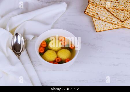 Jüdische traditionelle Küche Matzoh-Ball in einer Schüssel mit Suppe hausgemacht Stockfoto