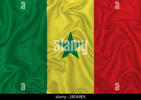 Senegal-Landesflaggen auf welligem Seidentextilien Stoffhintergrund. Stockfoto