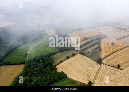 Piencourt, Normandie, Frankreich. Luftaufnahme von Feldern und einer Straße im ländlichen Frankreich unter bewölktem Himmel Stockfoto