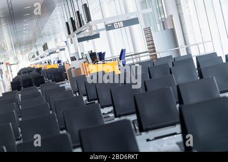 München, Deutschland. April 2020. Der Bereich vor den Toren am Terminal 2 am Flughafen München ist am Nachmittag völlig verlassen. Credit: Matthias Balk / dpa / Alamy Live News Stockfoto