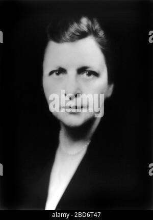 Frances Perkins (1880-1965), amerikanische Soziologin und Worters-Rights-Advocate, war 1933-1945 als US-amerikanische Arbeitsministerin tätig, erste Frau, die in das US-Kabinett berufen wurde, "Head and Shoulders Portrait", 1932 Stockfoto