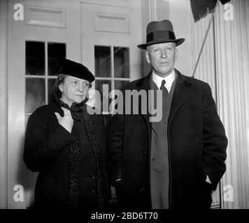 US-Arbeitsministerin Frances Perkins und Charles V. McLaughlin haben kürzlich als Nachfolger von Edward F. McGrady zum stellvertretenden Arbeitsminister ernannt und sind im Weißen Haus angekommen, um sich mit US-Präsident Franklin Roosevelt, Washington, D.C., USA, Harris & Ewing, 27. Januar 1938 zu treffen Stockfoto