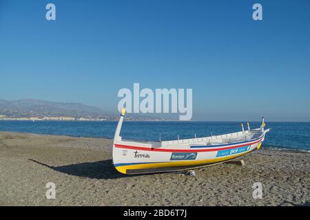 Jábega (traditionelles Fischerboot. Heutzutage meist für Regatten verwendet). Torre del Mar, Provinz Málaga, Andalusien, Spanien. Stockfoto