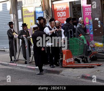 Jerusalem, Israel. April 2020. Ultra-orthodoxe Juden warten am Dienstag, 7. März, in Mea Shearim, Jerusalem, auf einen Laden, um das jüdische Urlaubs-Passah zu kaufen. Der israelische Premierminister Benjamin kündigte strenge Reisebeschränkungen und eine Ausgangssperre für den Passah-Urlaub an, um die Ausbreitung des Coronavirus zu stoppen. Foto von Debbie Hill/UPI Credit: UPI/Alamy Live News Stockfoto