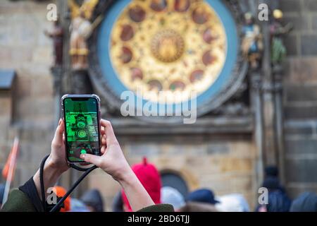 Foto der astronomischen Uhr mit Smartphone, Altstädter Rathaus, Prag, Tschechische Republik Stockfoto