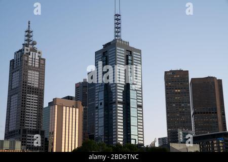 Melbourne Australien - 10. März 2020; Stadtsilhouette der modernen Stadt mit imposanten Bürogebäuden am Turm Stockfoto