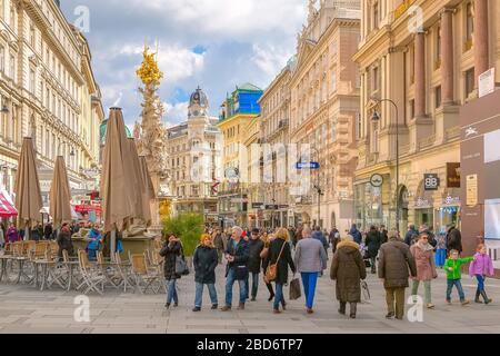 Wien, Österreich - 3. April 2015: Grabenstraße mit Pestsäule, Geschäften und Menschen Stockfoto