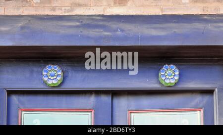 Kunstvoll verzierte Türwächter mit Türsturz und blauem Holzturm über dem Seufzertor. Jiayuguan Festung-Gansu-China-0771 Stockfoto