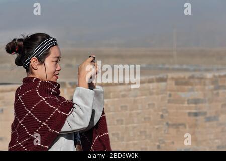 Stilvolle chinesische Frau-Foto-Kamera in Hand-Jiayu Guan Pass Festung-Jiayuguan Stadt-Gansu-China-0775 Stockfoto