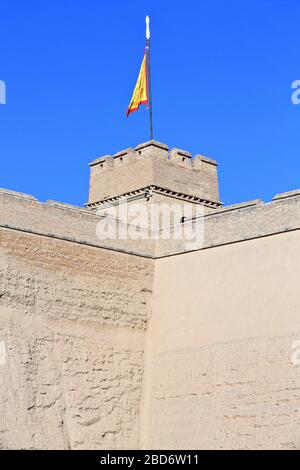 Flagge auf Turm-NW.Ecke der inneren Mauer-Jiayu Pass Festung. Jiayuguan-Gansu-China-0778 Stockfoto