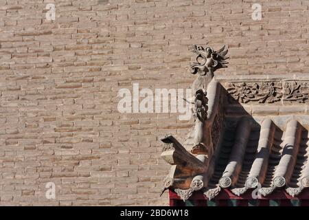 Verzierte Dach-Innenstadtziegel Wand-hornlose Drachen-Blumen-Motiv. Jiayu Guan Pass-Jiayuguan-Gansu-China-0782 Stockfoto