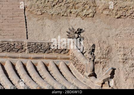 Verzierte Dach-Innenstadtziegel Wand-hornlose Drachen-Blumen-Motiv. Jiayu Guan Pass-Jiayuguan-Gansu-China-0783 Stockfoto
