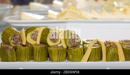 Zucchini gefüllt mit Reis. Kabak Dolmas zucchini gefüllt mit Reis und Fleisch türkische Küche Stockfoto