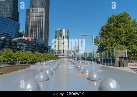 Melbourne Australia - 10. März 2019; Structural raii führt über die Sandridge Fußgängerbrücke nach Southbank auf der anderen Seite des Yarra River. Stockfoto