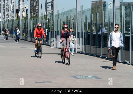 Melbourne Australia - 10. März 2019; Radfahrer und Wanderer korossieren Sandridge Fußgängerbrücke Stockfoto