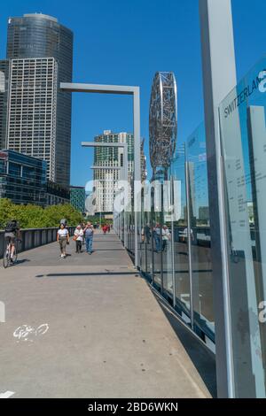 Melbourne Australia - 10. März 2019; Menschen auf Sandridge Fußgängerbrücke, die an den riesigen Edelstahlskulpturen und Glasscheiben vorbeikommen, die Geschichte von i erzählen Stockfoto