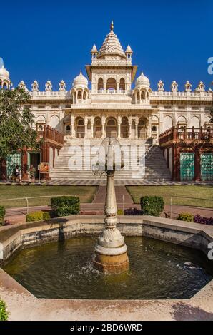 JODHPUR, INDIEN - DEC. 02, 2019: Berühmtes Jaswant Thada Mausoleum in Rajasthan, eine Gedenkstätte aus weißem Marmor, die allgemein als Taj Mahal von Mewar bekannt ist. Stockfoto