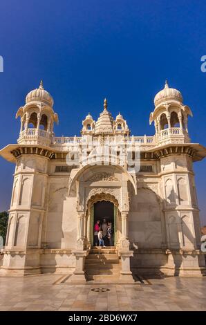 JODHPUR, INDIEN - DEC. 02, 2019: Berühmtes Jaswant Thada Mausoleum in Rajasthan, eine Gedenkstätte aus weißem Marmor, die allgemein als Taj Mahal von Mewar bekannt ist. Stockfoto