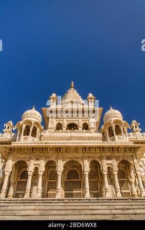 JODHPUR, INDIEN - DEC. 02, 2019: Berühmtes Jaswant Thada Mausoleum in Rajasthan, eine Gedenkstätte aus weißem Marmor, die allgemein als Taj Mahal von Mewar bekannt ist. Stockfoto