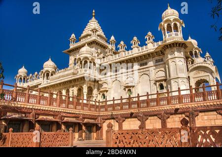 JODHPUR, INDIEN - DEC. 02, 2019: Berühmtes Jaswant Thada Mausoleum in Rajasthan, eine Gedenkstätte aus weißem Marmor, die allgemein als Taj Mahal von Mewar bekannt ist. Stockfoto